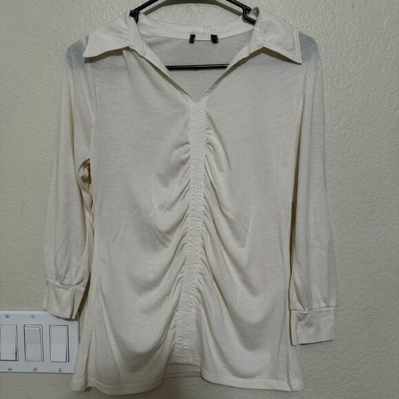 ❄️ LADIES TOP SIZE MED- OFF WHITE - Picture 1 of 3